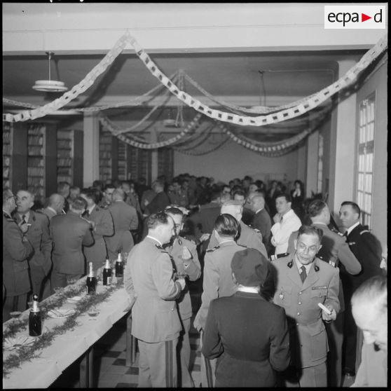 Alger. Caserne d'Orléans. Prise d'armes à l'occasion du départ du colonel Emile Giraud. Vue d'ensemble du vin d'honneur.