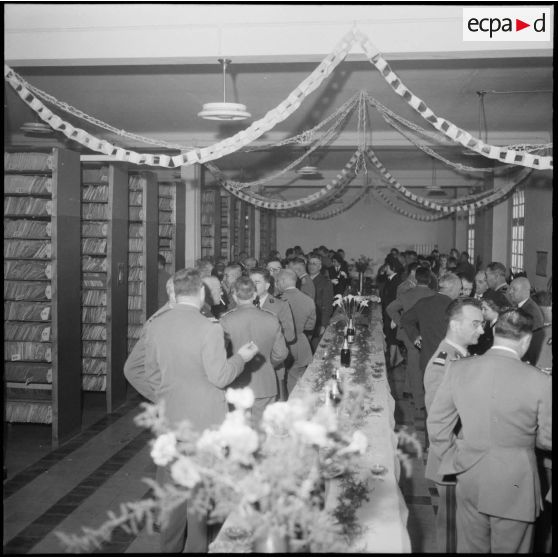 Alger. Caserne d'Orléans. Prise d'armes à l'occasion du départ du colonel Emile Giraud. Vue d'ensemble du vin d'honneur.