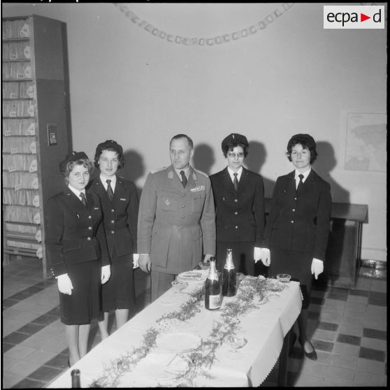 Alger. Caserne d'Orléans. Prise d'armes à l'occasion du départ du colonel Emile Giraud. Portrait de groupe au vin d'honneur.