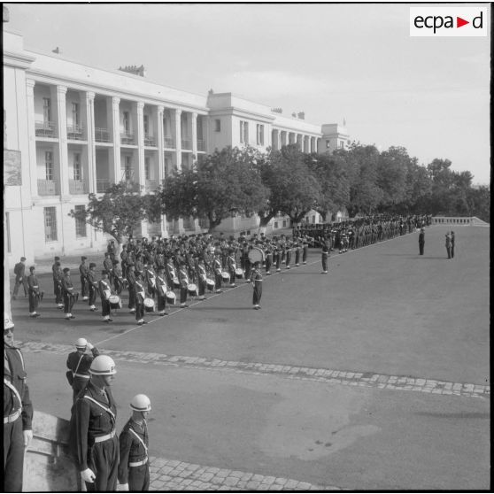 Alger. Caserne d'Orléans. Prise d'armes à l'occasion du départ du colonel Emile Giraud. Vue d'ensemble.