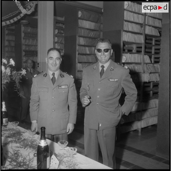 Alger. Caserne d'Orléans. Prise d'armes à l'occasion du départ du colonel Emile Giraud. Portrait de groupe au vin d'honneur.