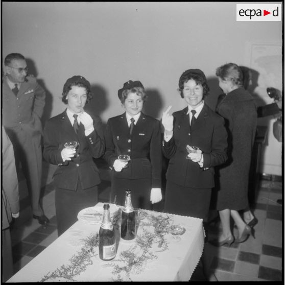 Alger. Caserne d'Orléans. Prise d'armes à l'occasion du départ du colonel Emile Giraud. Portrait de groupe au vin d'honneur.