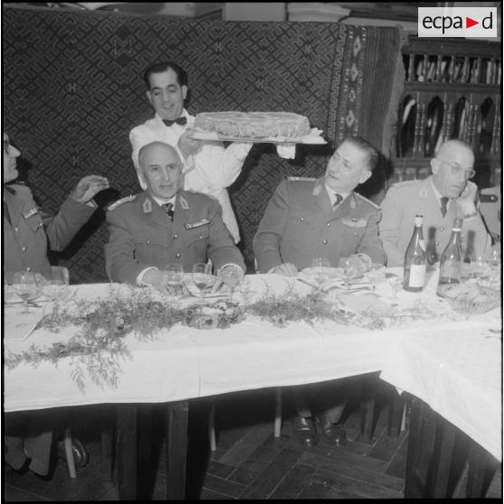 Alger. Caserne d'Orléans. Prise d'armes à l'occasion du départ du colonel Emile Giraud. Au cours du repas au cercle militaire.