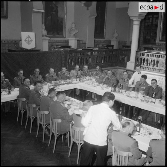 Alger. Caserne d'Orléans. Prise d'armes à l'occasion du départ du colonel Emile Giraud. Au cours du repas au cercle militaire.