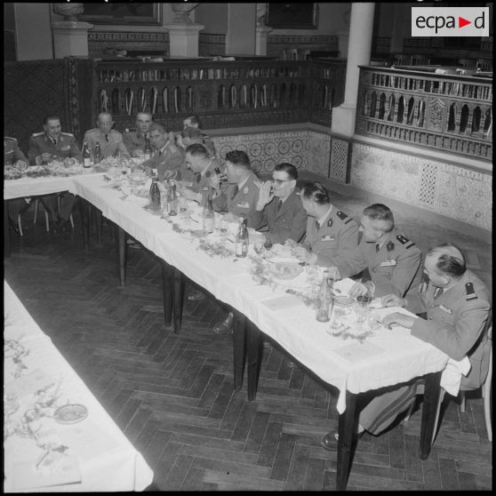 Alger. Caserne d'Orléans. Prise d'armes à l'occasion du départ du colonel Emile Giraud. Au cours du repas au cercle militaire.