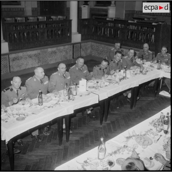 Alger. Caserne d'Orléans. Prise d'armes à l'occasion du départ du colonel Emile Giraud. Au cours du repas au cercle militaire.