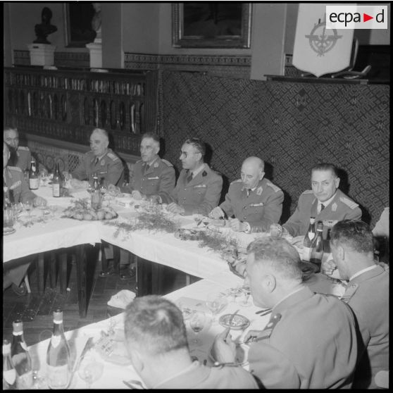 Alger. Caserne d'Orléans. Prise d'armes à l'occasion du départ du colonel Emile Giraud. Au cours du repas au cercle militaire.