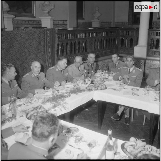 Alger. Caserne d'Orléans. Prise d'armes à l'occasion du départ du colonel Emile Giraud. Au cours du repas au cercle militaire.