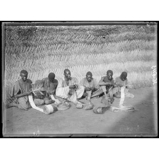 Tibati. Tisseurs de nattes de race Boum. [légende d'origine]