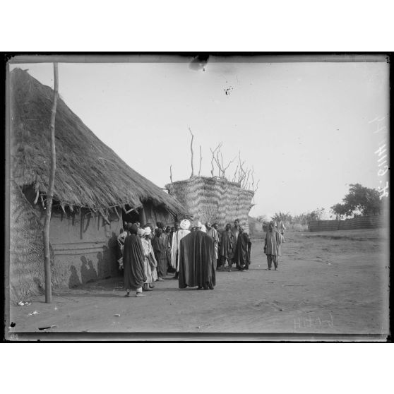 Tibati. Coin du village de Tibati. [légende d'origine]