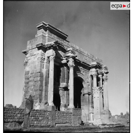 Timgad. Ruines romaines : arc de triomphe.