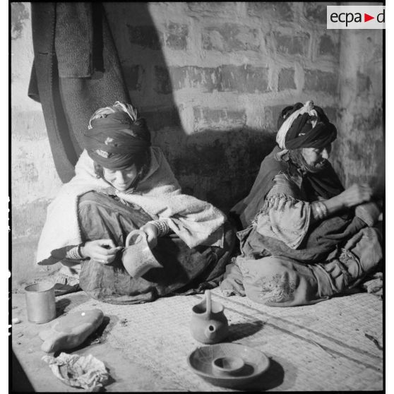 Timgad. Deux femmes réalisent des poteries.