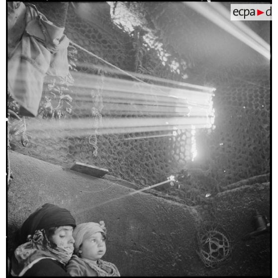 Timgad. Portrait d'une femme avec son enfant.