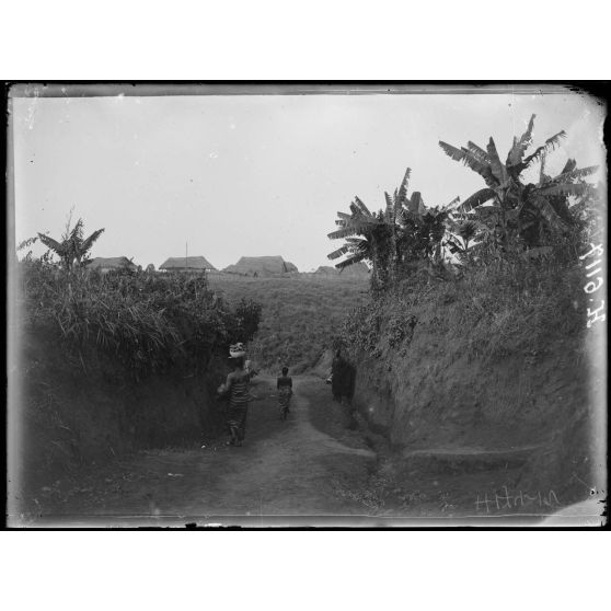 Tibati. Le poste vu du village. [légende d'origine]