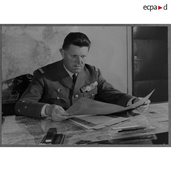 Portrait du général Crépin à son bureau.