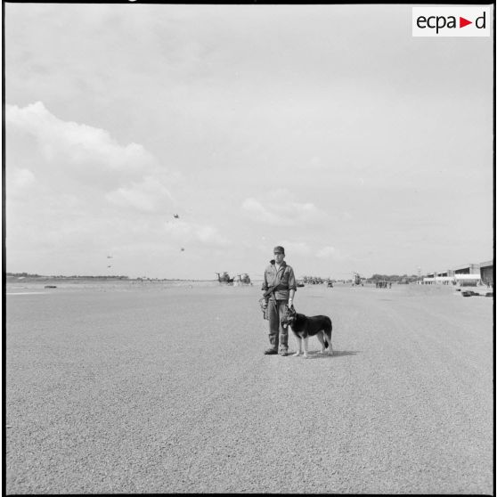 Le chenil de la base aérienne de Reghaia. Un maître-chien avec son chien.