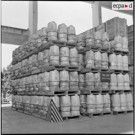 Entrepôts et ateliers de la gestion des subsistances militaires. Stock.