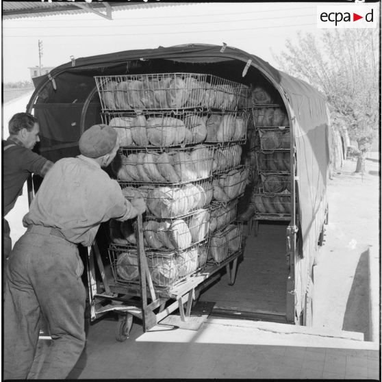 Entrepôts et ateliers de la gestion des subsistances militaires. Mise en camion de pains.