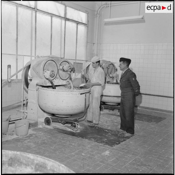 Entrepôts et ateliers de la gestion des subsistances militaires. Petrissage du pain.