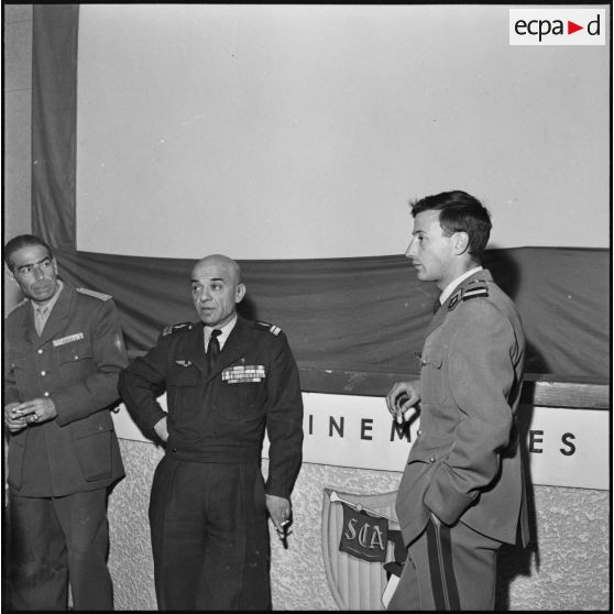 Visite du colonel Andres au Service cinématographique de l'armée (SCA) Algérie. Réception.