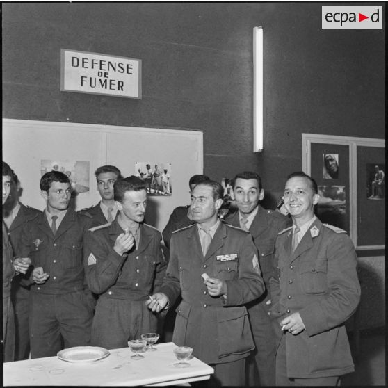 Visite du colonel Andres au Service cinématographique de l'armée (SCA) Algérie. Réception.