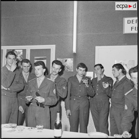Visite du colonel Andres au Service cinématographique de l'armée (SCA) Algérie. Réception.