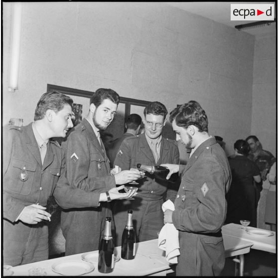 Visite du colonel Andres au Service cinématographique de l'armée (SCA) Algérie. Réception.