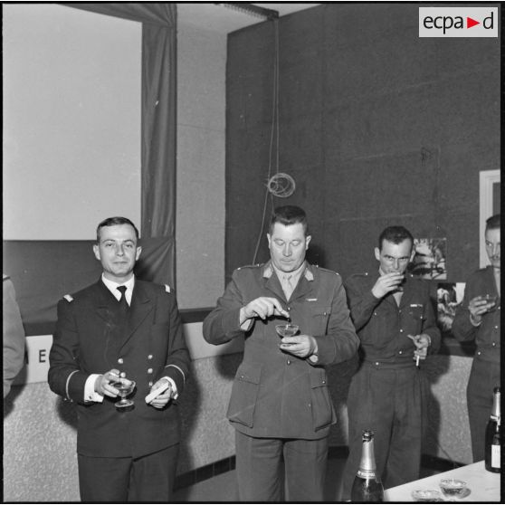 Visite du colonel Andres au Service cinématographique de l'armée (SCA) Algérie. Réception.