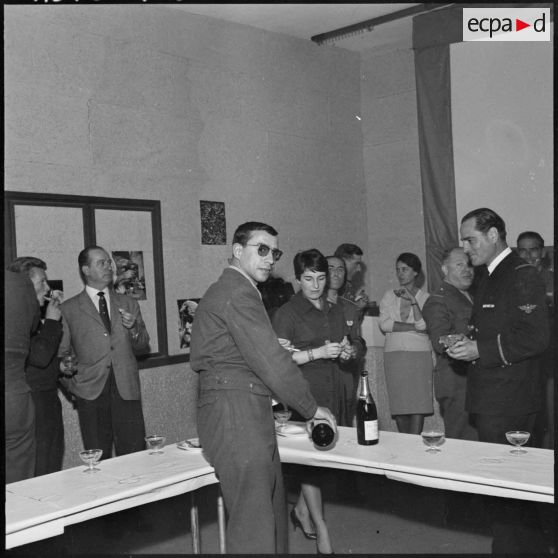 Visite du colonel Andres au Service cinématographique de l'armée (SCA) Algérie. Réception.