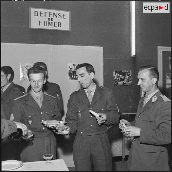 Visite du colonel Andres au Service cinématographique de l'armée (SCA) Algérie. Réception.