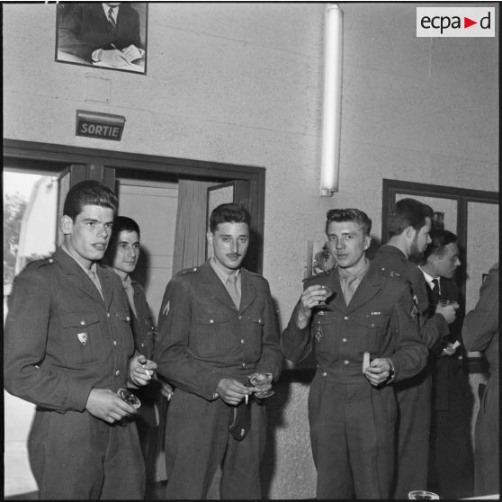 Visite du colonel Andres au Service cinématographique de l'armée (SCA) Algérie. Réception.