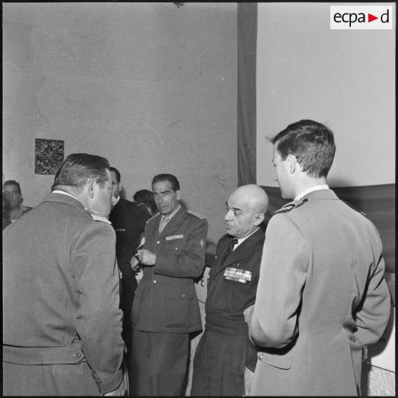 Visite du colonel Andres au Service cinématographique de l'armée (SCA) Algérie. Réception.