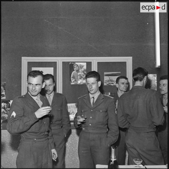 Visite du colonel Andres au Service cinématographique de l'armée (SCA) Algérie. Réception.