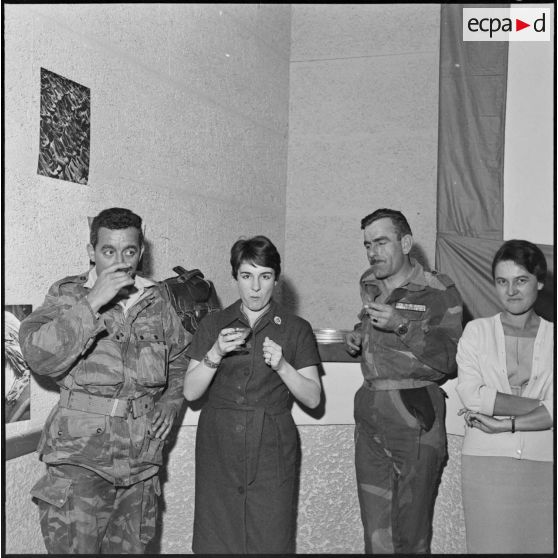 Visite du colonel Andres au Service cinématographique de l'armée (SCA) Algérie. Réception.