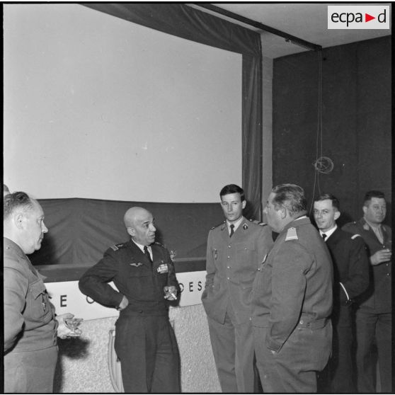 Visite du colonel Andres au Service cinématographique de l'armée (SCA) Algérie. Réception.