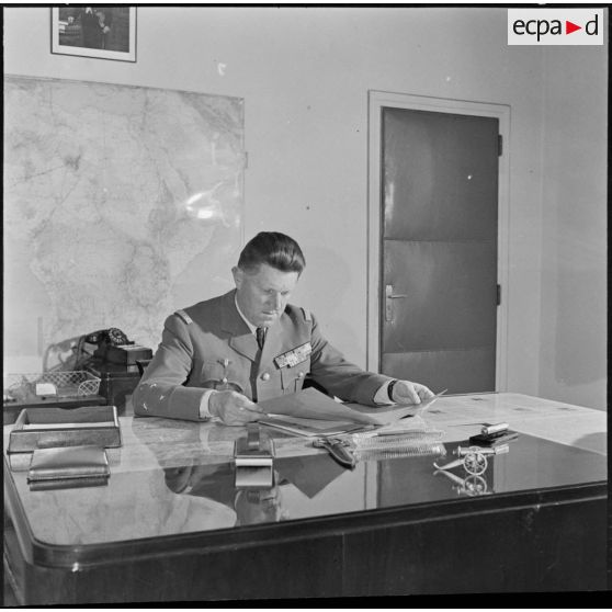Portrait du général Crépin à son bureau.