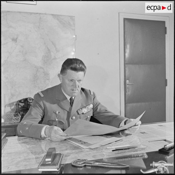 Portrait du général Crépin à son bureau.