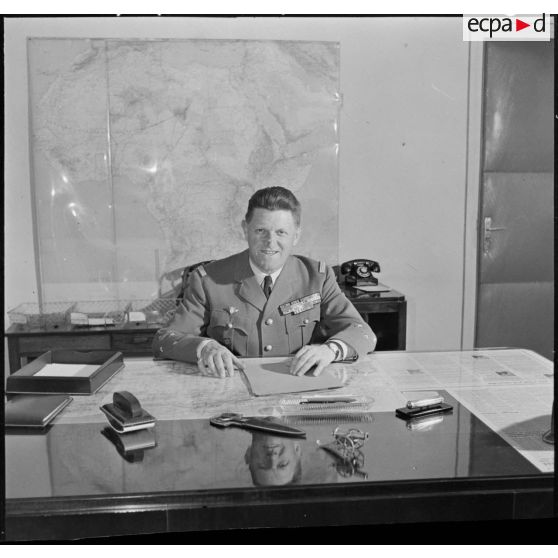 Portrait du général Crépin à son bureau.