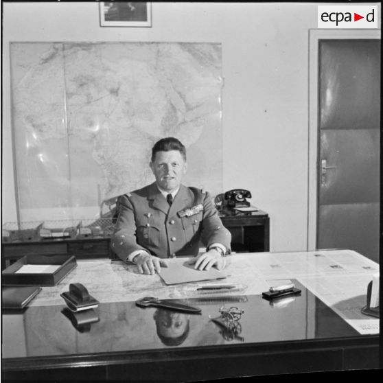 Portrait du général Crépin à son bureau.