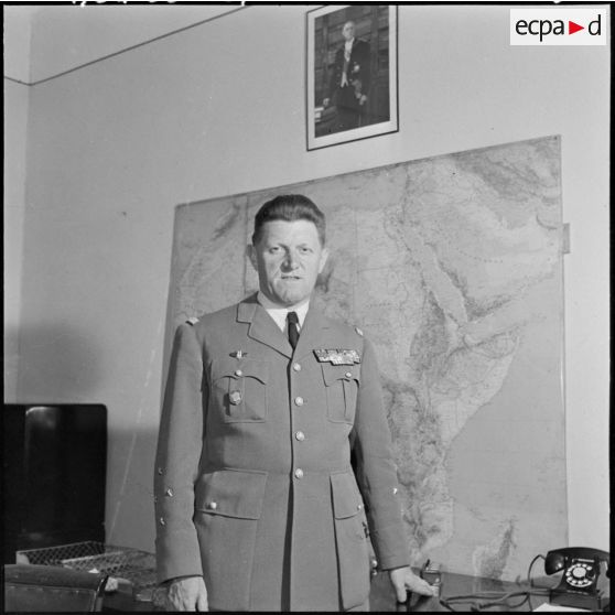 Portrait du général Crépin à son bureau.