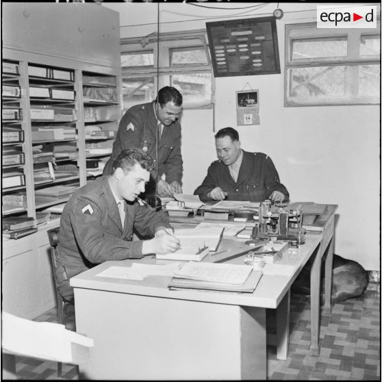 Chenil à la gendarmerie de Beni Messous. Bureau.