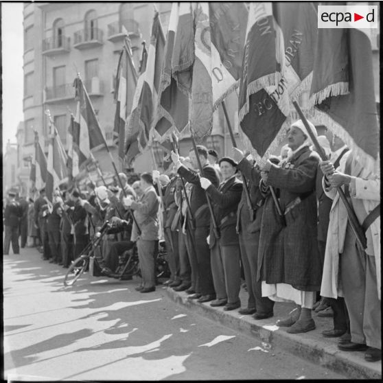 Oran. Adieux du général Challe au Corps d'Armée d'Alger (CAO). Quelques drapeaux.