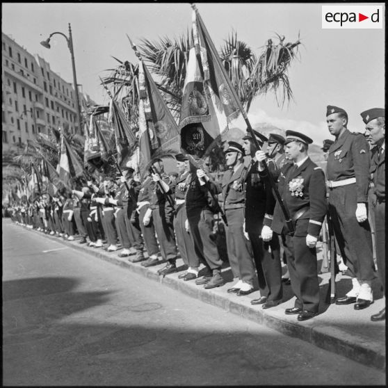 Oran. Adieux du général Challe au Corps d'Armée d'Alger (CAO). Quelques drapeaux.