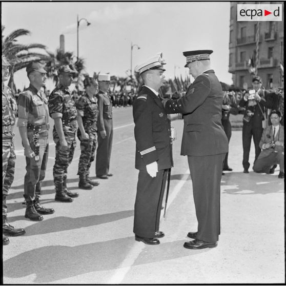 Oran. Adieux du général Challe au Corps d'Armée d'Alger (CAO). Le général Challe décore les lieutenants de vaisseaux Pierres (32e flotille) et Anger de la légion d'honneur et de la valeur militaire avec palme.