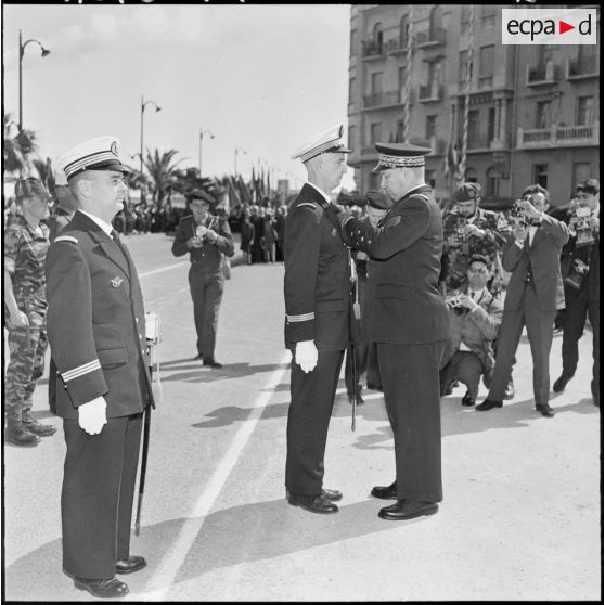Oran. Adieux du général Challe au Corps d'Armée d'Alger (CAO). Le général Challe décore les lieutenants de vaisseaux Pierres (32e flotille) et Anger de la légion d'honneur et de la valeur militaire avec palme.