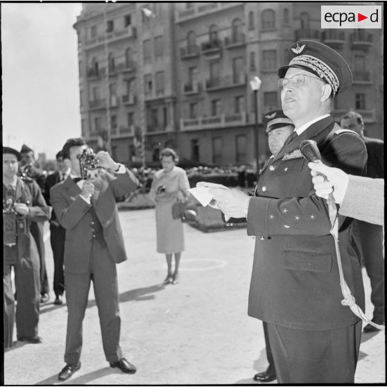 Oran. Adieux du général Challe au Corps d'Armée d'Alger (CAO). Le général Challe adresse une allocution au général Gambiez.