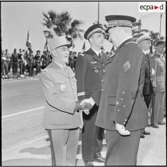 Oran. Adieux du général Challe au Corps d'Armée d'Alger (CAO). Le général Challe décore le général Gambiez de la valeur militaire avec palme.