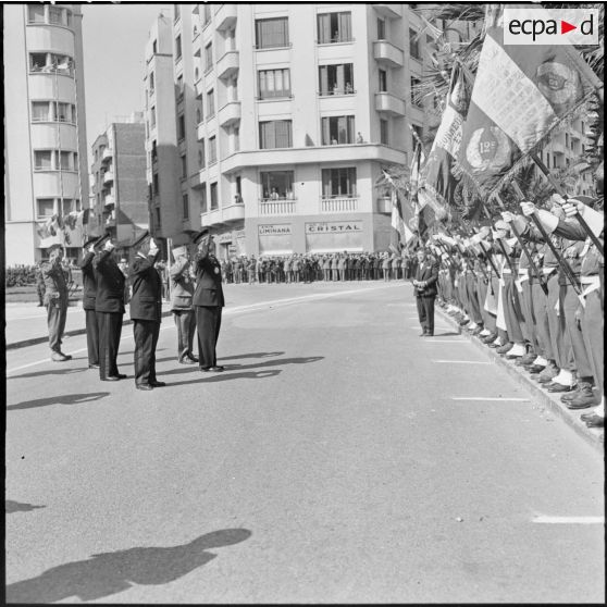 Oran. Adieux du général Challe au Corps d'Armée d'Alger (CAO). Les autorités passent en revue les drapeaux et les troupes présentant les armes.