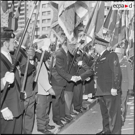 Oran. Adieux du général Challe au Corps d'Armée d'Alger (CAO). Le général Challe salue quelques anciens combattants.