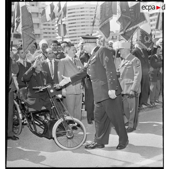 Oran. Adieux du général Challe au Corps d'Armée d'Alger (CAO). Le général Challe salue quelques anciens combattants.